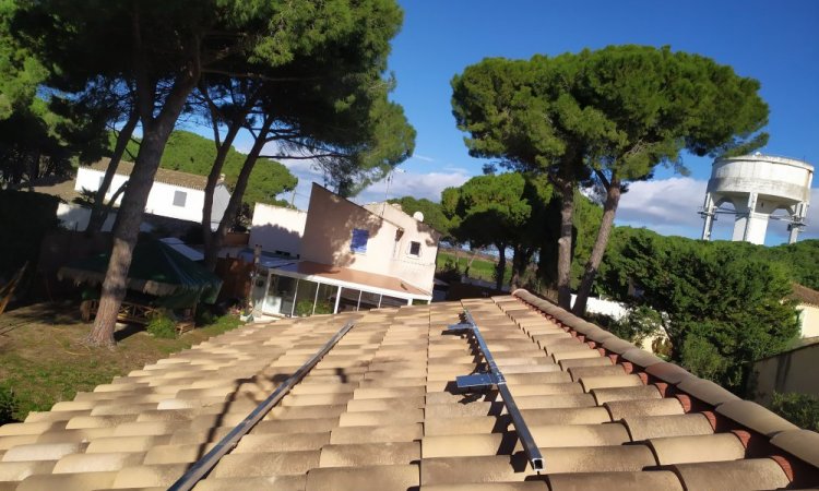 Installation de panneaux solaires photovoltaïques à Aigues-Mortes - structure en surimposition 